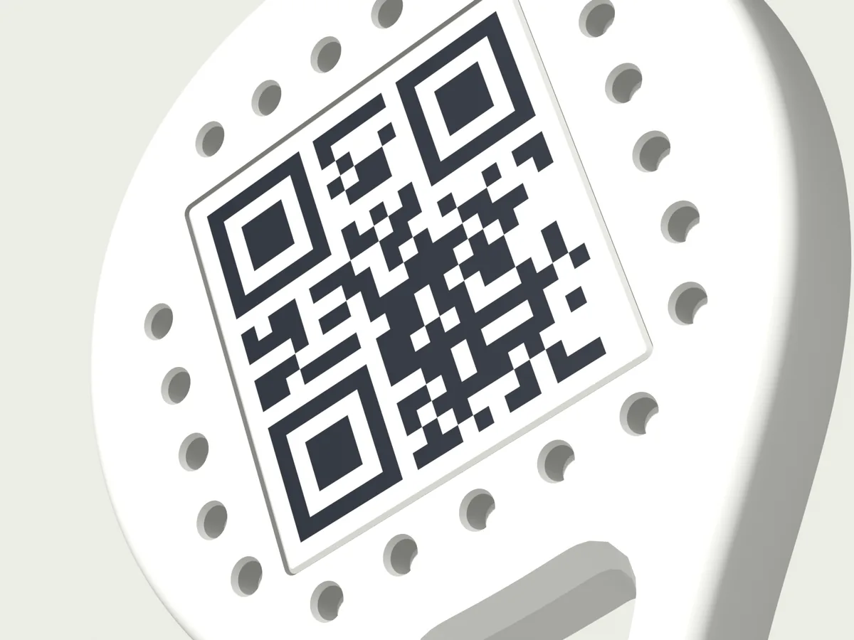 Detalle de la placa QR encajada en la parte trasera del llavero