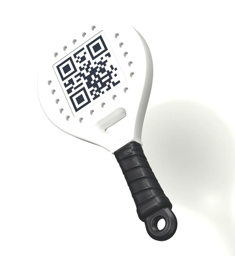 Parte trasera del llavero con una placa QR encajada